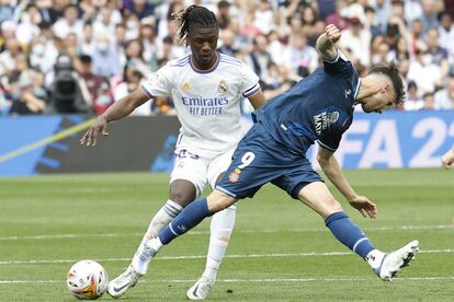 El centrocampista del Real Madrid Camavinga (a la derecha) y el delantero del Espanyol Javi Puado luchan por le balón.