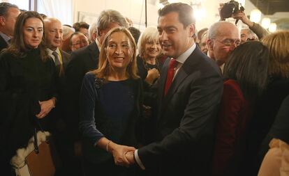 Ana Pastor y Juanma Moreno posan juntos para una foto. 