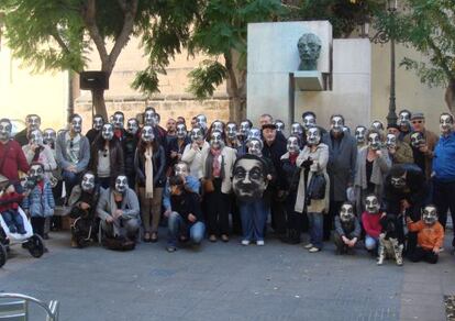 Decenas de personas rindieron hoemenaje a Fuster provistas de caretas con su imagen.