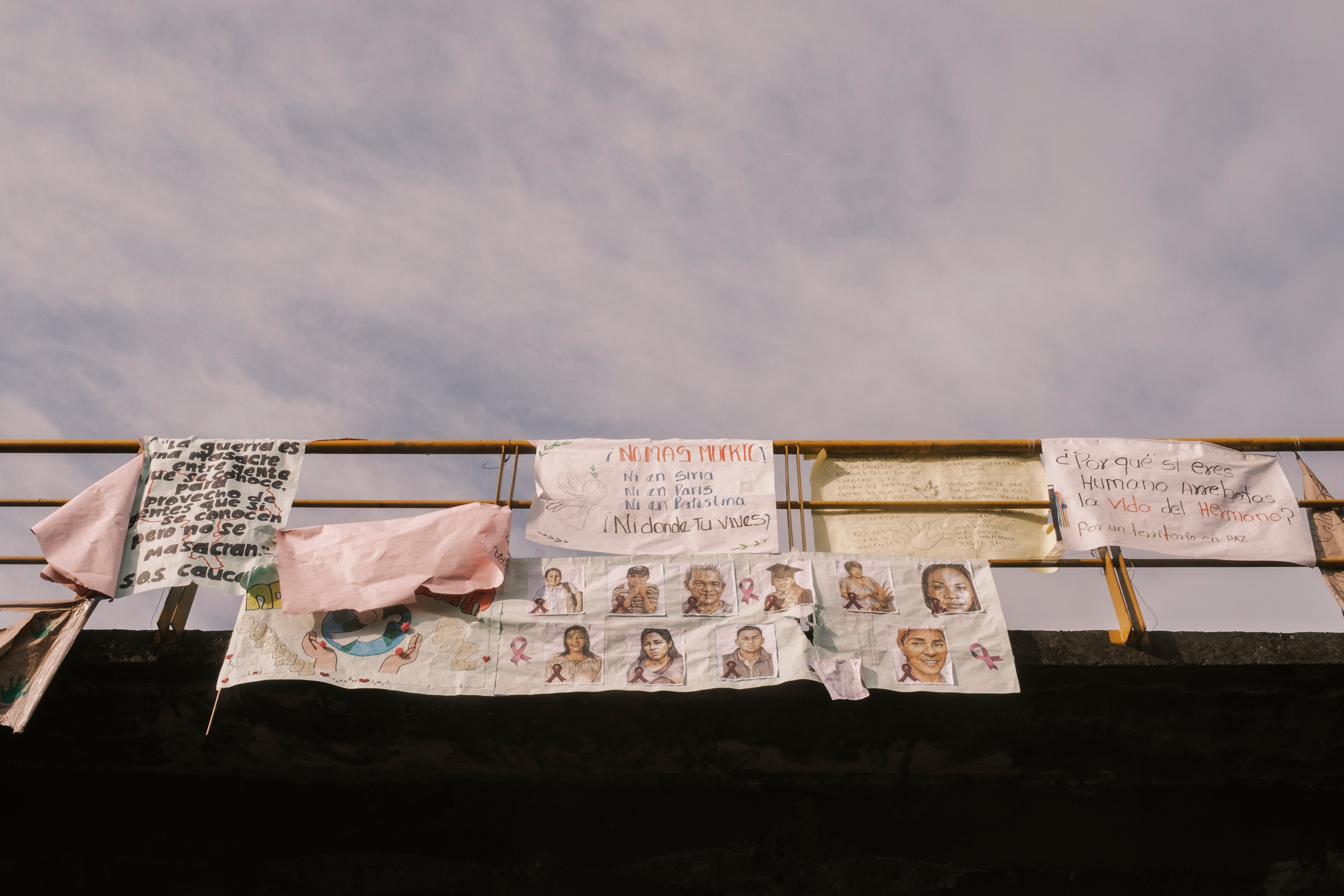Pancartas y letreros en honor a las víctimas de un atentado con explosivos ocurrido el 25 de abril, en el que murieron 21 personas.