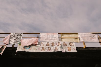 Pancartas y letreros en honor a las víctimas de un atentado con explosivos ocurrido el 25 de abril, en el que murieron 21 personas, en la vía Panamericana, en el Cauca, el 29 de abril de 2026.