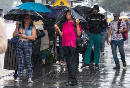 Ciudadanos se protegen de la lluvia en Monterrey, el 19 de junio.
