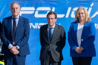 De izquierda a derecha, el director general de la Policía Municipal, Pablo Enrique Rodríguez; el alcalde de Madrid, José Luis Martínez-Almeida y la vicealcaldesa, delegada de Seguridad y Emergencias y portavoz del Ayuntamiento, Inma Sanz, en septiembre de 2023.