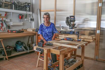 Anna Freixas, en el taller en el que aprende carpintería, en Córdoba el 11 de julio.