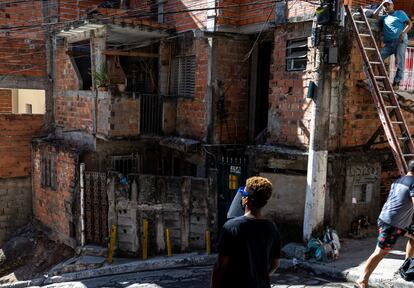 Un joven utiliza una mascarilla en una barriada de São Paulo, Brasil.