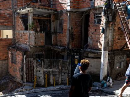 Un joven utiliza una mascarilla en una barriada de São Paulo, Brasil.