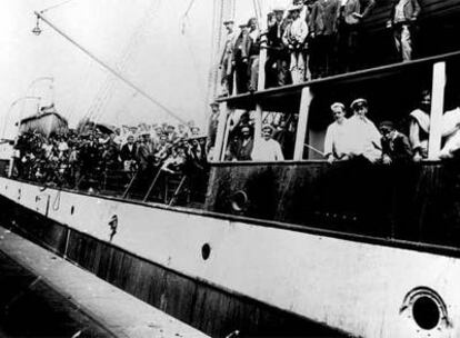 Emigrantes españoles, a bordo de un barco rumbo a Argentina.