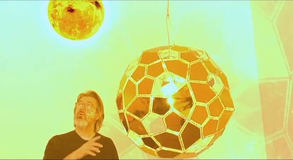 Olafur Eliasson, en una imagen demostrativa de su pieza 'Wunderkammer' (2020).