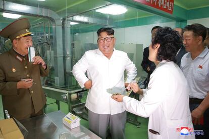 El líder norcoreano Kim Jong Un inspecciona 525 fábricas en esta foto sin fecha publicada por la Agencia Central de Noticias de Corea del Norte (KCNA) el 24 de julio de 2018.
