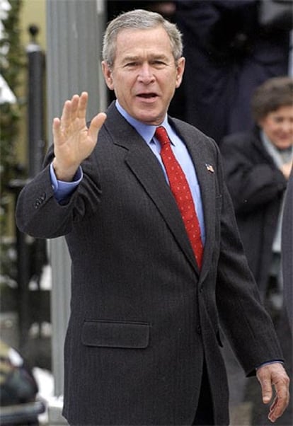 George W. Bush saluda a su salida de la iglesia de St. John&#39;s, en Washington.