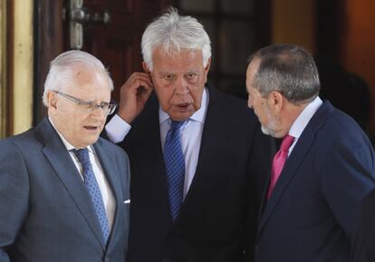 El expresidente del Gobierno Felipe González (c), conversa con el exalcalde de Madrid Juan Barranco (dcha.).