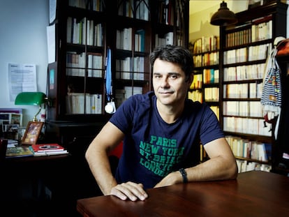 O escritor francês Laurent Binet, em sua casa de Paris.