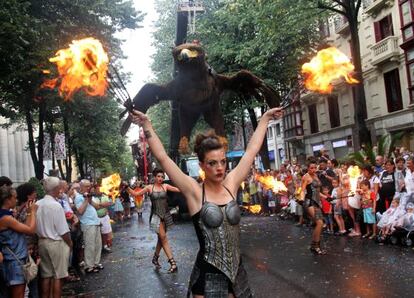 Imagen del tradicional desfile de la ballena del año pasado, que tuvo al águila Sophia gigante como invitada especial, acompañada de un cortejo de fuego