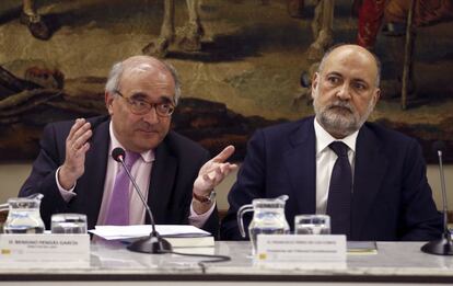 Pérez de los Cobos (d) durante el acto de homenaje a Tomás y Valiente.