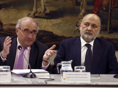 P&eacute;rez de los Cobos (d) durante el acto de homenaje a Tom&aacute;s y Valiente.