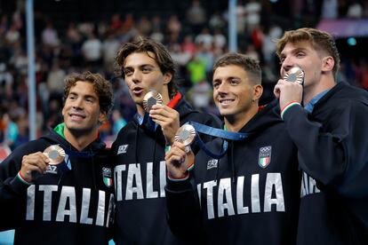 El equipo italiano, compuesto por Alessandro Miressi, Thomas Ceccon, Paolo Conte y Manuel Frigo, posa con la medalla de bronce de los 4x100m estilo libre.
