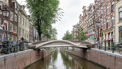 Puente diseñado y construido por impresión 3D en Ámsterdam.