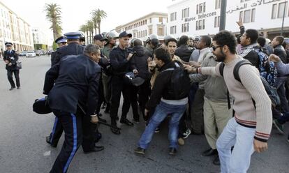 Antidisturbios se enfrentan a un miembro de Justicia y Espiritualidad durante una manifestación en Rabat en noviembre de 2014.
 