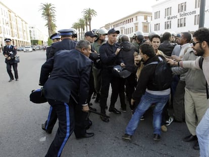 Antidisturbios se enfrentan a un miembro de Justicia y Espiritualidad durante una manifestación en Rabat en noviembre de 2014.
 