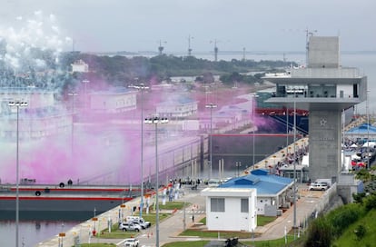 Momentos de la entrada inaugural del buque Cosco Shipping Panamá por la esclusa de Agua Clara en el Canal de Panamá Ampliado.