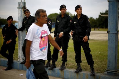 La policía resguarda la Ciudad Deportiva de la Habana, sede del concierto de los Rolling Stones.