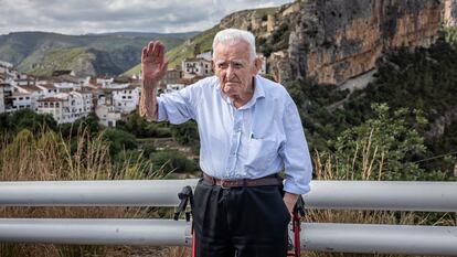 Joaquín Cervera, el Tío Jorge, tiene 98 años, saluda a un vecino cerca del pueblo valenciano de Chulilla, donde vive.