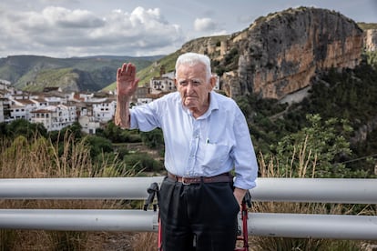 Joaquín Cervera, el Tío Jorge, tiene 98 años, saluda a un vecino cerca del pueblo valenciano de Chulilla, donde vive.