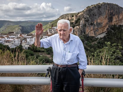 Joaquín Cervera, el Tío Jorge, tiene 98 años, saluda a un vecino cerca del pueblo valenciano de Chulilla, donde vive.