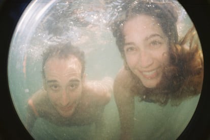 "La hice este verano en Benicasim, durante el FIB. Esa tarde estuvimos haciendo todo tipo de pruebas y caras, porque adems tenamos pendiente desde el verano anterior hacernos una foto debajo del agua pero intentando salir con cara "normal", como si no estuviramos nadando".