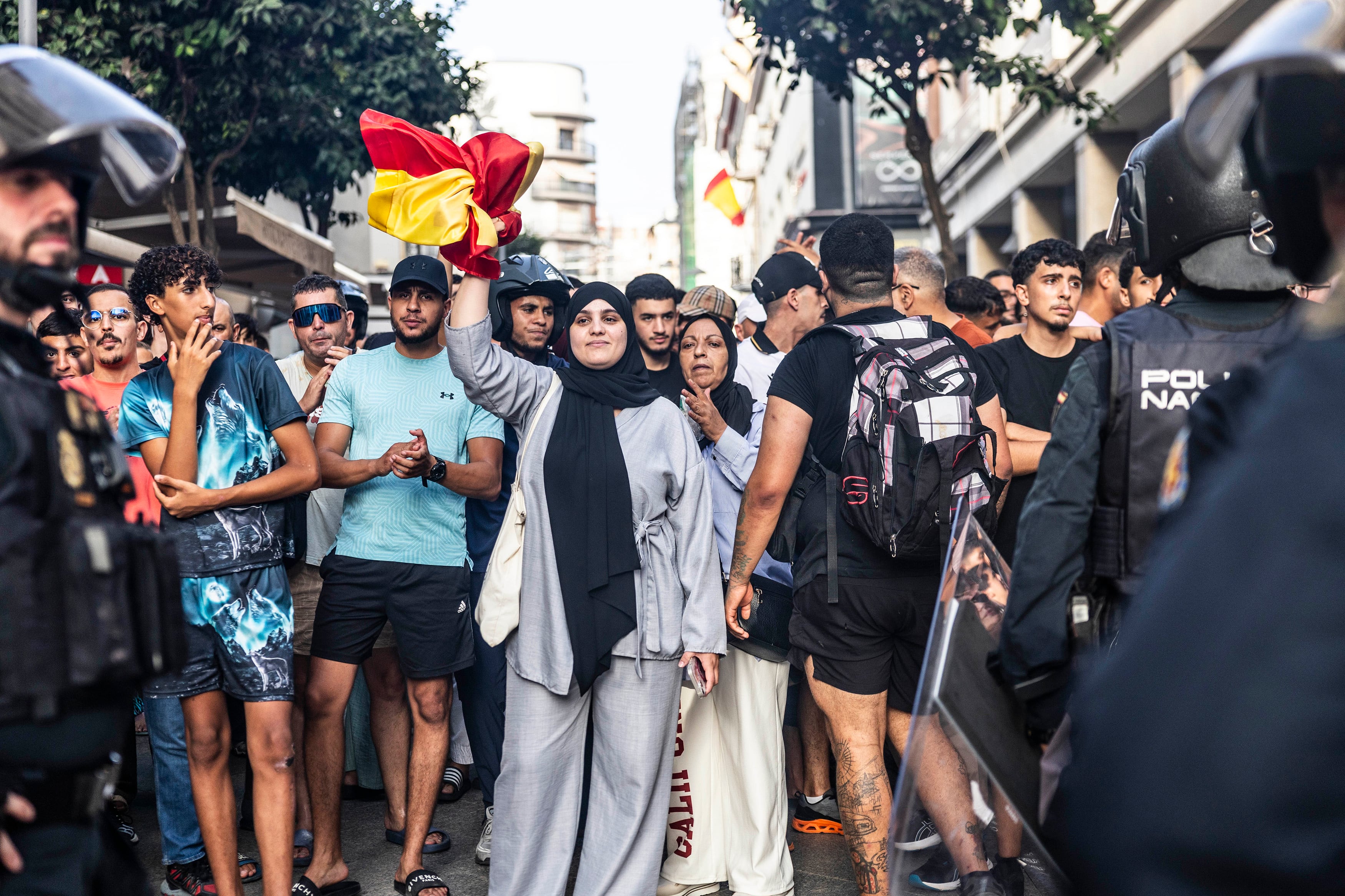 Manifestantes contra el acto que Alvise Pérez iba a hacer en el centro de Ceuta el pasado 1 de agosto.