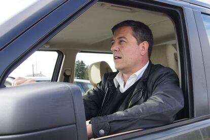 Besteiro, el pasado miércoles en Lugo, al volante de un todoterreno de la Diputación, en Lugo.