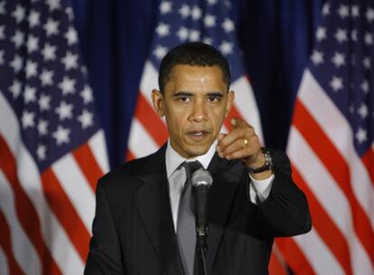 El senador por Illinois, Barack Obama, habla durante una rueda de prensa en Chicago.