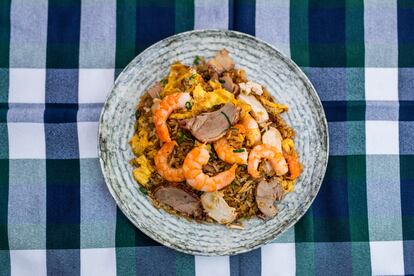 Arroz chaufa con carne de pollo y cerdo asadas.