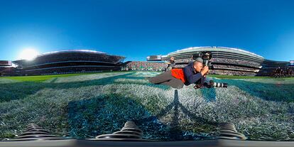 Un fotógrafo retrata al equipo de rugby de los All Blacks de Nueva Zelanda antes del partido que los enfrentó a la selección de Irlanda, en el Soldier Field de Chicago (Estados Unidos), el 5 de noviembre de 2016.