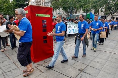 Trabajadores de Telfónica se manifiestan en la plaza del Ayuntamiento de Valencia con el apoyo del 15-M.