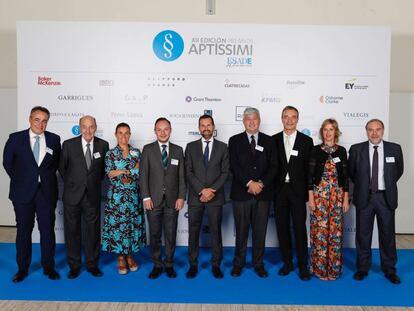 De izquierda a derecha: Juan Carlos Alfonso Rubio (Aena), Miquel Roca Junyent, Maite Barrera (Esade Alumni), Xavier Espot (Presidente del gobierno de Andorra), Eduardo Berché (Esade), Koldo Echebarria (Esade), Christian Armbrüster, Ana Martínez-Pina (CNMV) y Francisco Albuixech (CNMV).
 