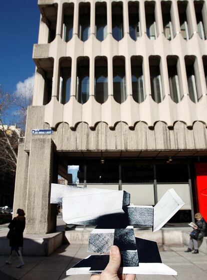 Un boceto de la escultura, situado donde se la habría colocado frente al edificio en la actualidad.