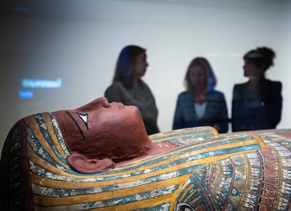 Visitantes en la exposición de momias de CaixaForum Madrid.