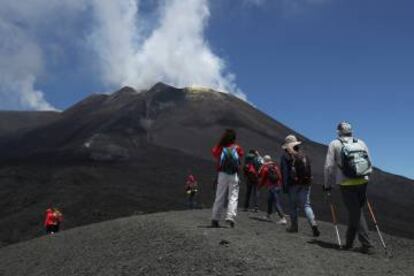 Excursionistas en el Etna, en Sicilia.