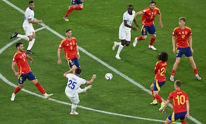 Rayan Cherki coloca con un zapatazo el 5-2 en el marcador.