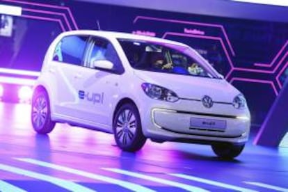 El vehículo eléctrico de Volkswagen "e-up!"  p`resemtadpen el día abierto a la prensa del Salón del Automóvil de Fráncfort (Alemania) hoy, martes 10 de septiembre de 2013. EFE/Uli Deck