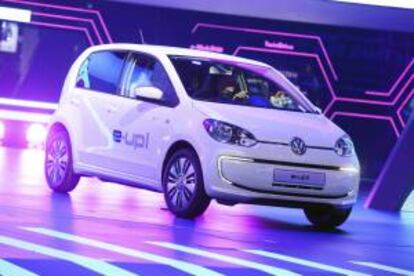 El vehículo eléctrico de Volkswagen "e-up!" p`resemtadpen el día abierto a la prensa del Salón del Automóvil de Fráncfort (Alemania) hoy, martes 10 de septiembre de 2013. EFE/Uli Deck