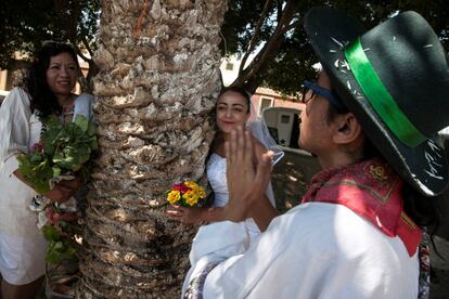 El artista peruano se dirigió a los asistentes a los que pidió que respeten la vegetación, contribuyan a extender el mensaje para que el resto de la población tome conciencia de la importancia de cuidar los bosques y se impida la deforestación.