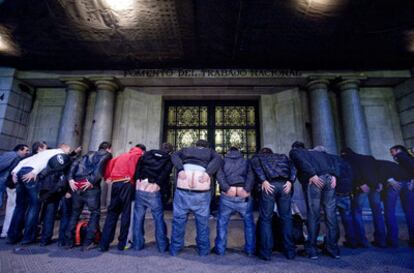 Una veintena de miembros de Avalot, las juventudes de UGT, se bajaron ayer por la tarde los pantalones frente al edificio de la patronal Fomento del Trabajo, en señal de rechazo a 'los contatos basura'.