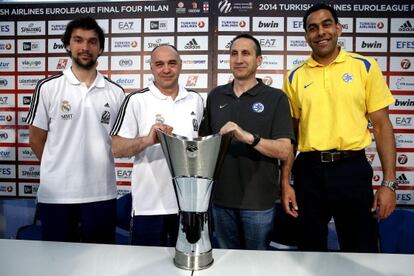 Llull, Laso, Blatt y Blu posan con el trofeo.