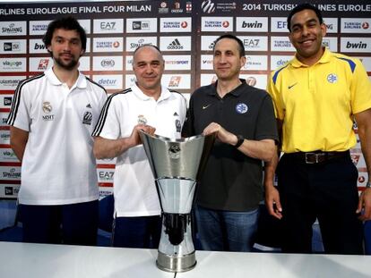 Llull, Laso, Blatt y Blu posan con el trofeo.