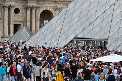 Visitantes hacen cola para entrar en el Louvre, en agosto de 2023. 