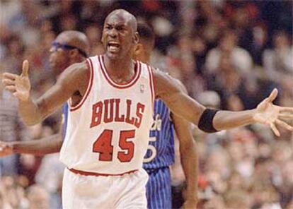 Dos años y medio después de su adiós y en mitad de la temporada, Michael Jordan regresa a los Bulls. Como su número 23 está retirado juega con el 45 y, pese al revuelo que conlleva su vuelta, no consigue llevar al título a su equipo, que no había conseguido nada desde su marcha.