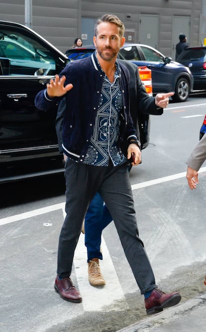 El pasado mes de mayo, el actor se presentó en 'Good Morning America' con una camisa estampada y una chaqueta de beisbol.