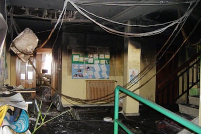 Estado en el que quedó el colegio público de Cea a causa del incendio provocado por los jóvenes.